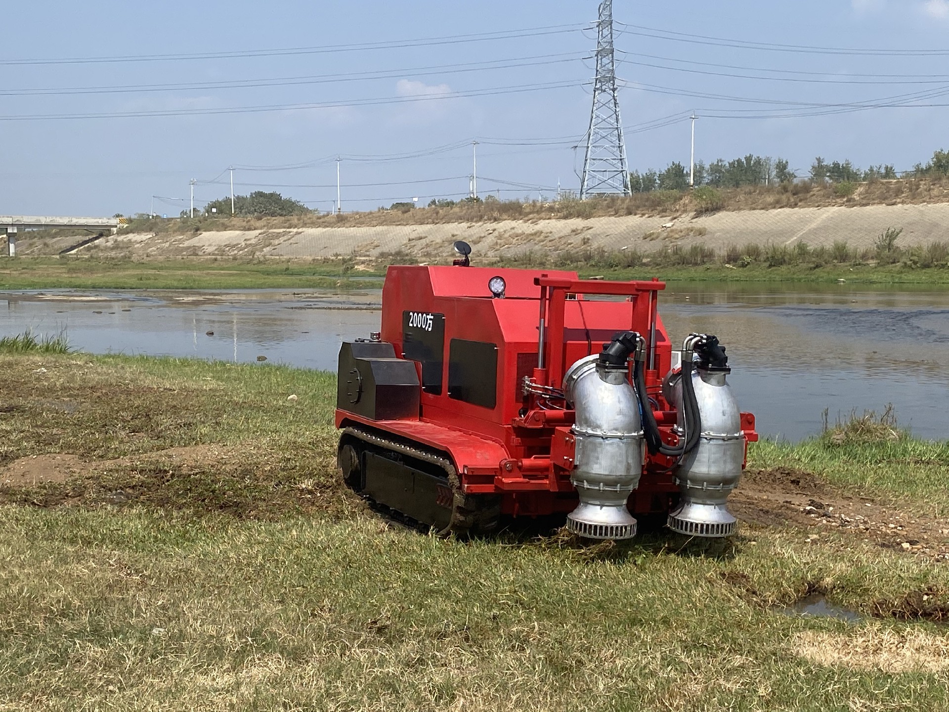 自帶動(dòng)力履帶式防汛排水機(jī)器人