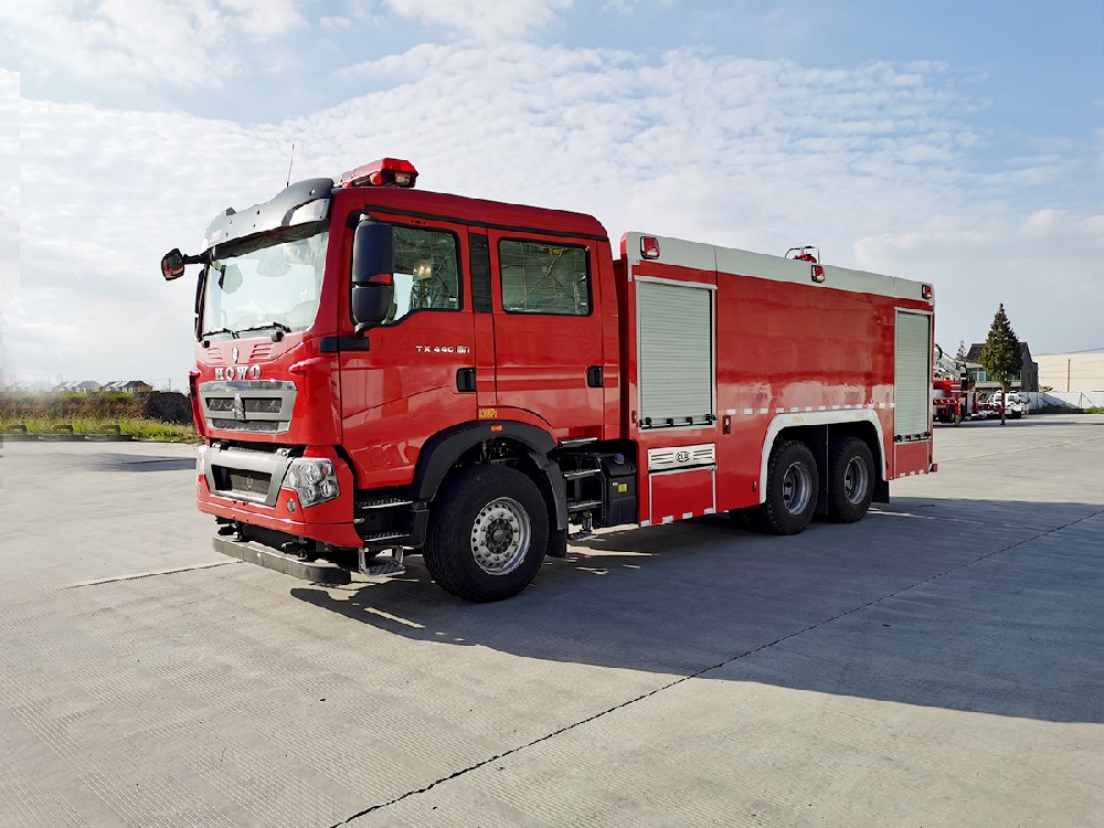 重汽豪沃12噸泡沫消防車(chē)