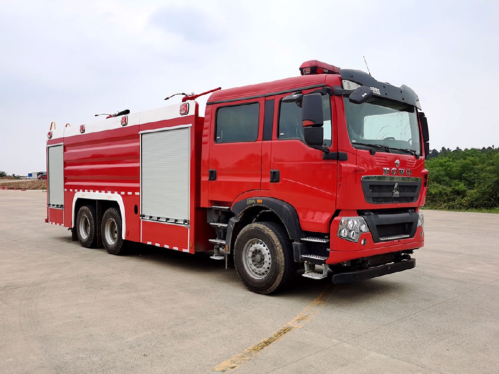 重汽豪沃后八輪干粉泡沫聯(lián)用消防車(chē)