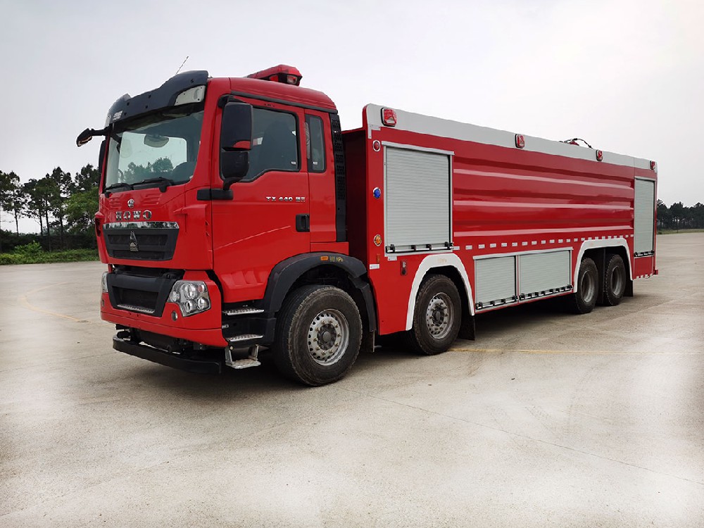重汽豪沃前四后八25噸泡沫消防車(chē)